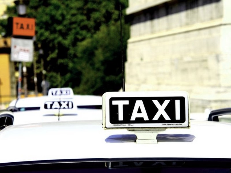 Přísněji na taxikáře a tolerovat Uber…